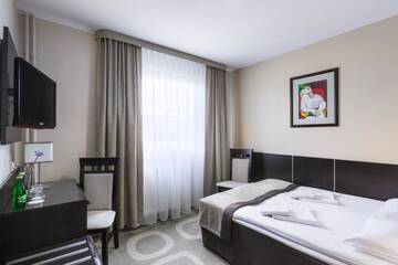 Фото номера Двухместный номер с 2 отдельными кроватями Отель Hotel Picaro Żarska Wieś Południe A4 kierunek Polska г. Żarska 20