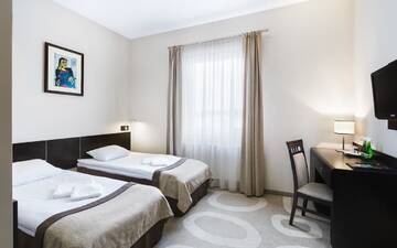 Фото номера Двухместный номер с 2 отдельными кроватями Отель Hotel Picaro Żarska Wieś Południe A4 kierunek Polska г. Żarska 5