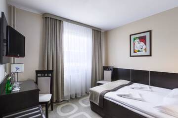 Фото номера Двухместный номер с 2 отдельными кроватями Отель Hotel Picaro Żarska Wieś Południe A4 kierunek Polska г. Żarska 7